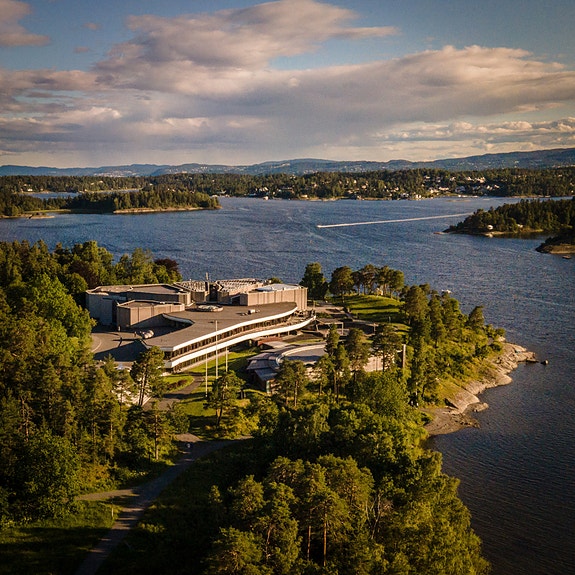 Henie Onstad Kunstsenter ligger vakkert til på Høvikodden ved Oslofjorden.