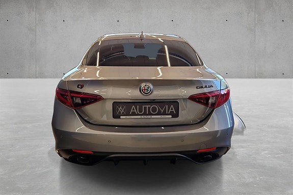 Alfa Romeo Giulia 4 of 5