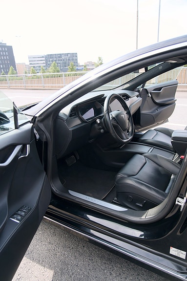 Tesla Model S 17 of 30