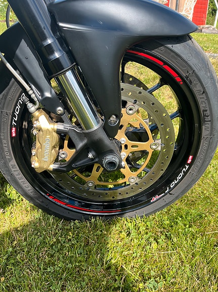Aprilia Tuono 1000 R 4 of 12