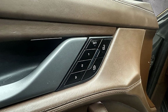 Porsche Taycan 16 of 30