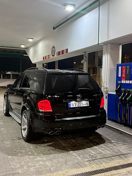 Mercedes-Benz ML63 2 of 22
