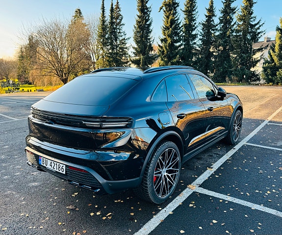 Porsche Macan 30 of 30
