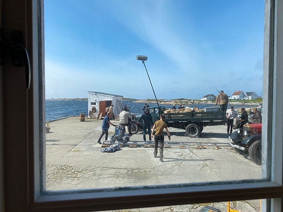 Bakombilde fra innspilling av Gulltransporten