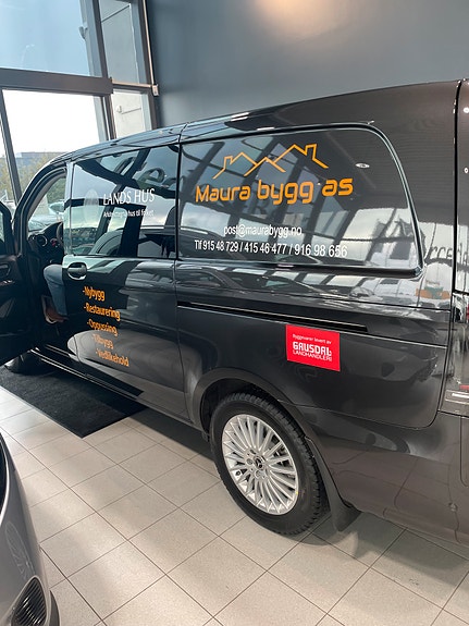 En av våre biler med logo