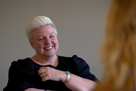 Guro synes det er mange fordeler med å ha kolleger fra forskjellige steder i verden, både faglig og sosialt.