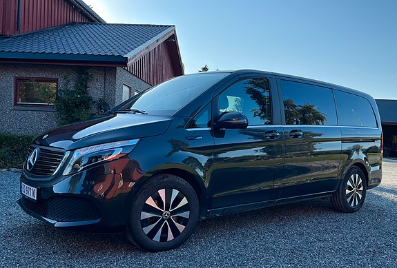 Mercedes-Benz EQV300 3 of 5