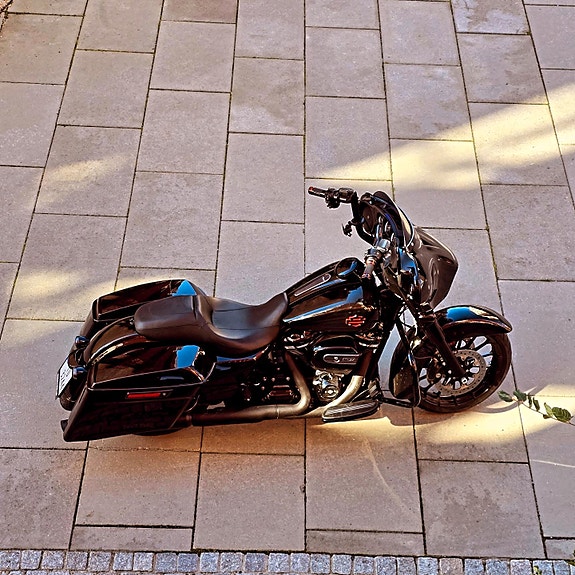 Harley-Davidson Street Glide Special Custom Black Edition 11 of 21