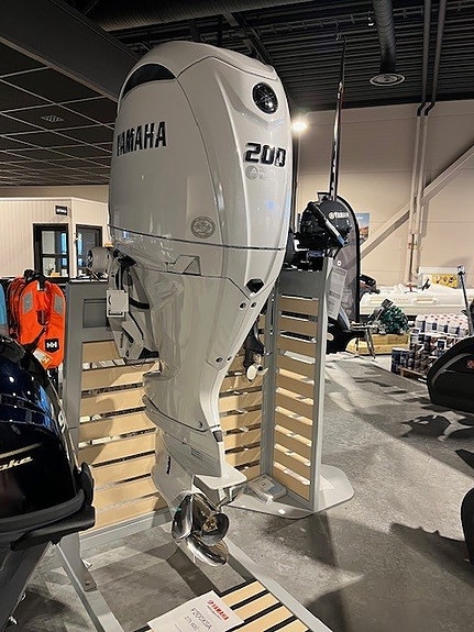 Kupp på Yamaha F200 XSA2   Pearl White utstillings motor