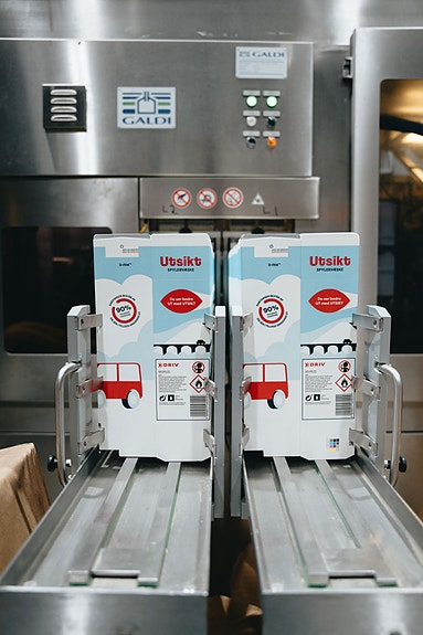 Miljøspylervæsken "Utsikt" på kartong produseres her