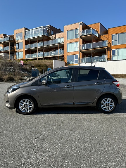 Toyota Yaris 3 of 5