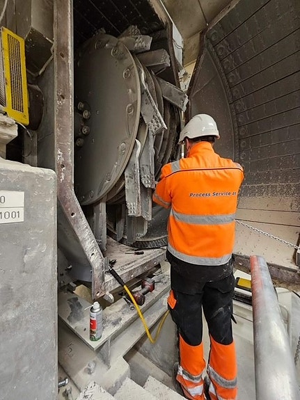 Plate- og mekanisk arbeid ute hos kunde