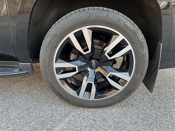 Chevrolet Suburban 11 of 30