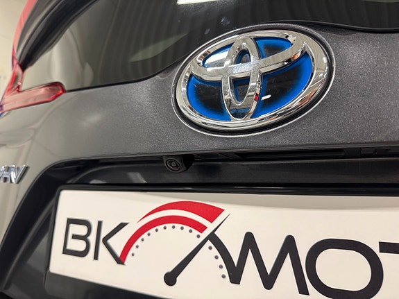 Toyota Prius Plug-in Hybrid 24 of 30