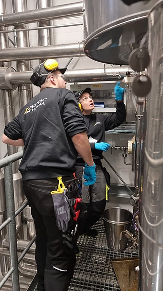 Prosessoperatører i sving på destillasjonsanlegget