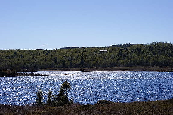 Briskerudtjernet med hyttefeltet i bakgrunnen