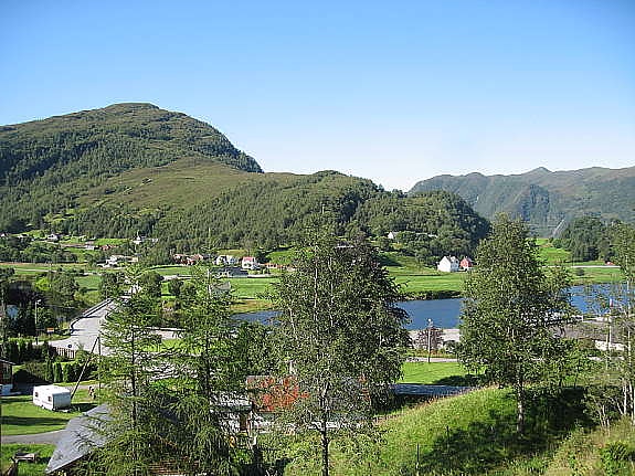 Nydelig utsikt over bygda mot syd