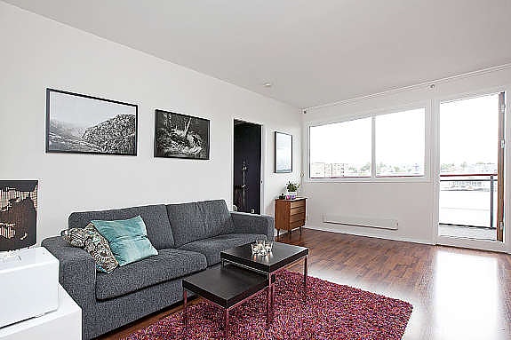 Lys og pen stue med store vinduer som slipper inn masse lys og skaper en god atmosfære. God plass til sittegruppe og spisebord samt utgang til romslig balkong.