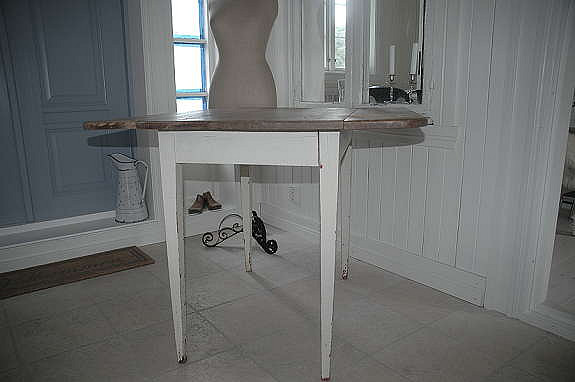 Bord 1600kr
