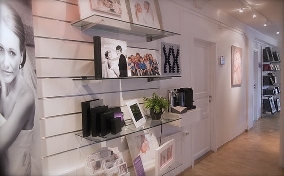 Utstillingsvarer. Som fotograf kan du gjerne velge å bestille varer fra samme sted som oss, slik at du kan tilby et stort utvalg kvalitetsprodukter uten å måtte bygge opp dyre utstillinger med album, rammer, kort osv.