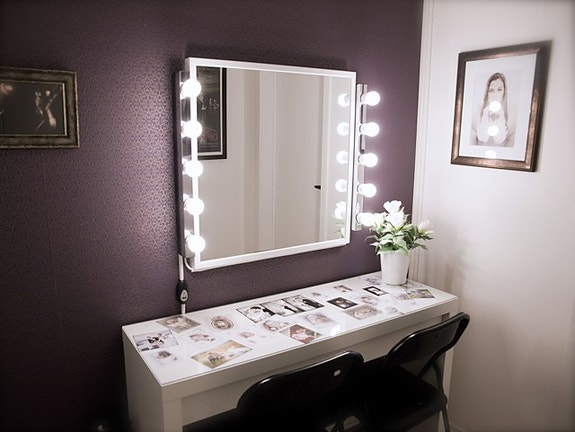 Sminkerom og garderobe med toalett, speil og knagger. Dette gir kunden et privat område for skifting osv.