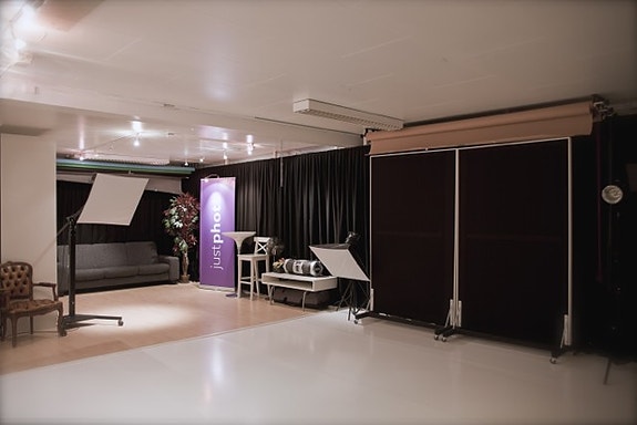 Studio har lamper, bakgrunner og alt som behøves. Forbruksvarer faktureres utenom, ellers er alt inkludert i leien. Vi har også lamper som kan taes med ut på oppdrag (batteri) mot en timesleie.