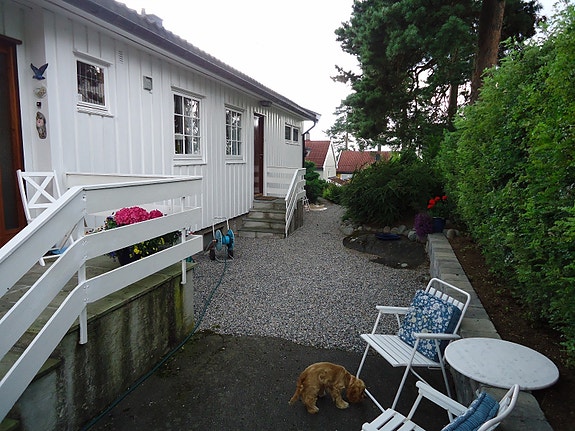 Inngangen lengst bort er til hybel.