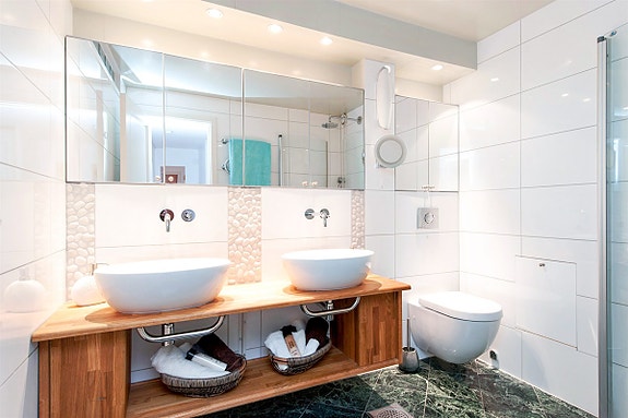 Lekkert oppusset flislagt bad/wc