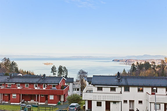 Privatmegleren Espenes & partnere har gleden av å presentere en fenomenal leilighet, beliggende helt i markagrensa med fantastisk utsikt fra stue/ spisestue, kjøkken og baderom.