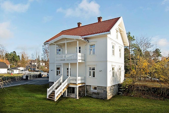 Fasaden med hage/gressplen