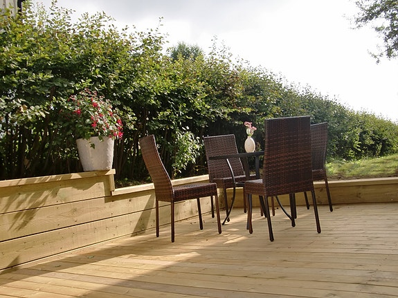 Romslig og solfylt terrasse - usjenert og rolig.