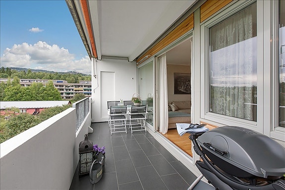 10 kvm balkong med plass til utemøbler og grill