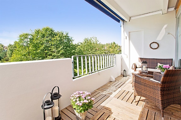 Solrik balkong på ca 10 kvm. Usjenert og flott utsyn.