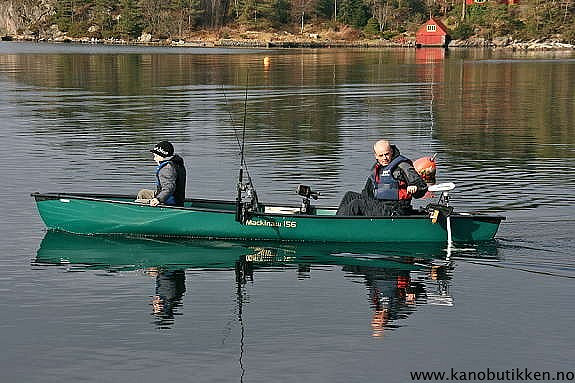 Kanopakke 2: Kanohenger med 8 Mackinaw kanoer, padleårer og vester