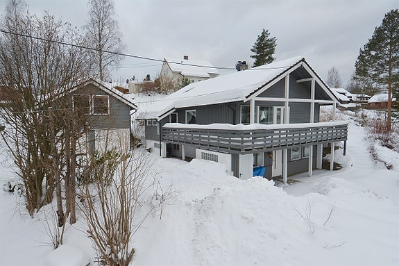 Privatmegleren presenterer Vågebyveien 17.
En innholdsrik enebolig med flott tomt og dobbeltgarasje!