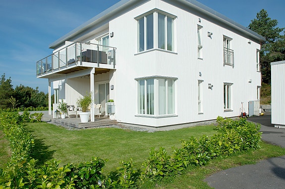 fasade - terrasse og egen hage