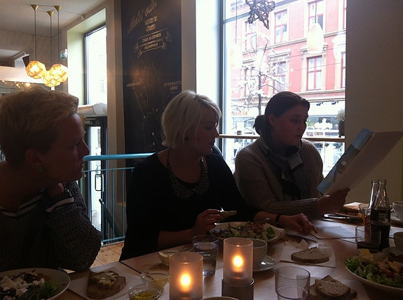 Osloteamet har lunsj i nabolaget