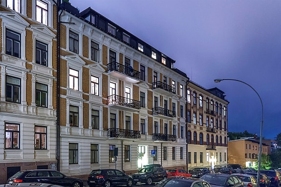 Tostrups gate 27 er en meget lekker og klassusk 6-roms selveier i en representativ bygård, oppført i 1898. Boligen ligger i byggets tredje etasje og fremstår med eksklusiv standard og moderne løsninger.