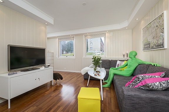 Stuen er lett å innrede og her er det god plass til sofagruppe