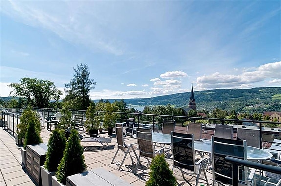 Takterrassen. Her står møbler og 2 store griller til fri disp for leieboer.