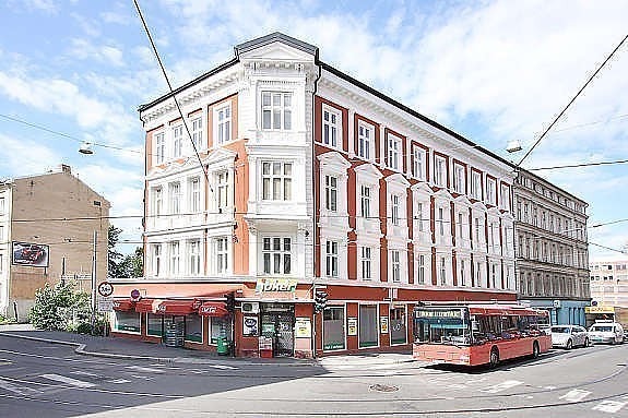 Bygården. Leiligheten ligger i tredje etasje