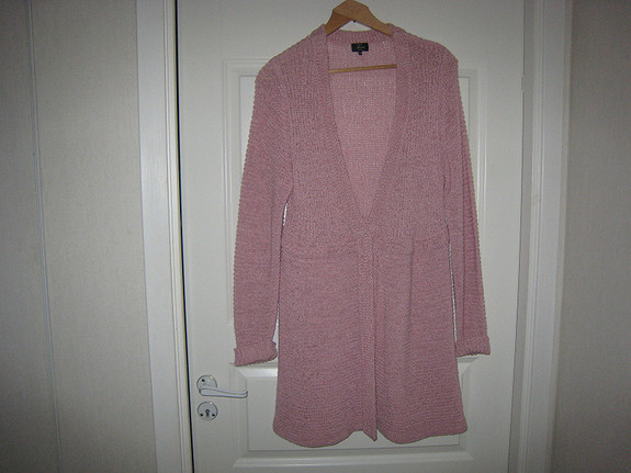 Fin 1/2 lang rosa jakke str. M. God i str.
Ca. 95 cm. fra skulder. Pent og lite brukt....
kr. 150.-
