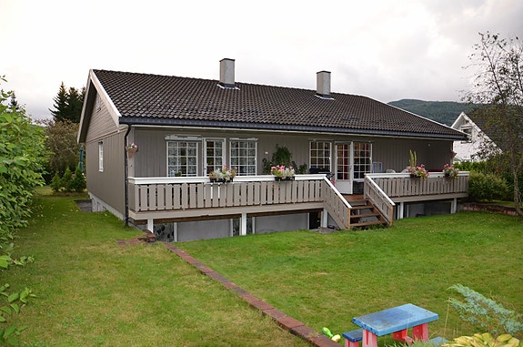 Bilde tatt fra baksiden og hagen. Pent opparbeidet hage.