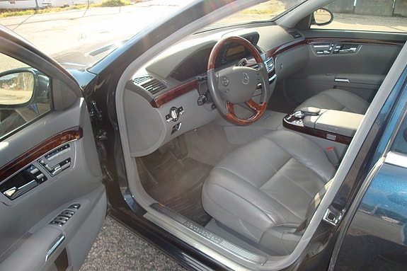 Mercedes-Benz S320 9 of 17