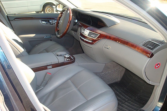Mercedes-Benz S320 11 of 17