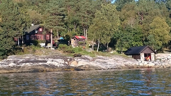 Helårs Hytte på øya Sekken, 20 m fra strand, anneks, naust, robåt mm til leie!