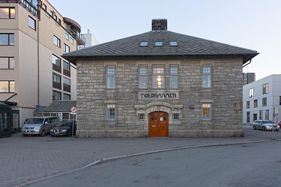 Hovedinngang mot hurtigbåtkai.