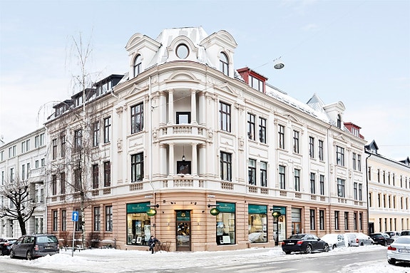 Velkommen til Jacob Aalls gate 14A. Boligen er totaloppusset i 2015/2016 og innehar svært høy standard!