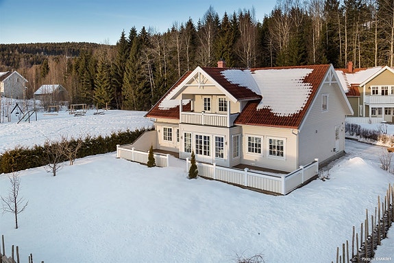 Velkommen til Fasanfaret 28 - Stor og tiltalende enebolig med dobbel garasje i barnevennlig område