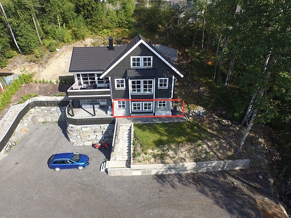 Det har blitt bygd terrasse ved siden av leiligheten etter bildet ble tatt